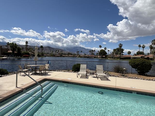 105 Lake Shore Drive, Rancho Mirage CA: https://media.crmls.org/mediaz/04a1a678-16a2-4955-b5f5-cc34d7077119.jpg