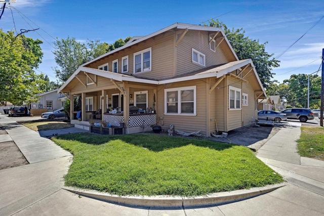 1241 Parker Ave, Tracy CA: https://media.crmls.org/mediaz/04a2370c-584f-4da9-b801-b2b0f52b2572.jpg