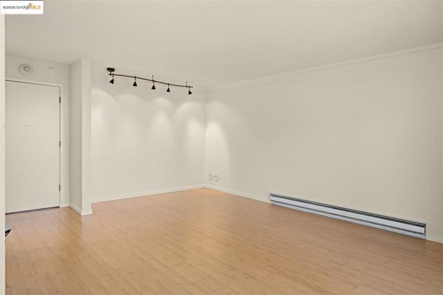 2 Commodore DR, Emeryville CA: https://media.crmls.org/mediaz/04a2e5c5-177d-40e7-bad5-02ef1e8b153f.jpg