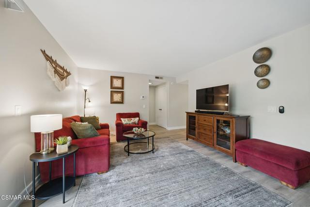 245 Oakleaf Drive, Thousand Oaks CA: https://media.crmls.org/mediaz/04a3a02c-260a-46f2-970b-26a4258667a6.jpg