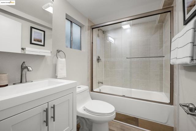 2050 E 30Th St, Oakland CA: https://media.crmls.org/mediaz/04a402a1-76bc-44b3-9ec0-07254f3adcbf.jpg