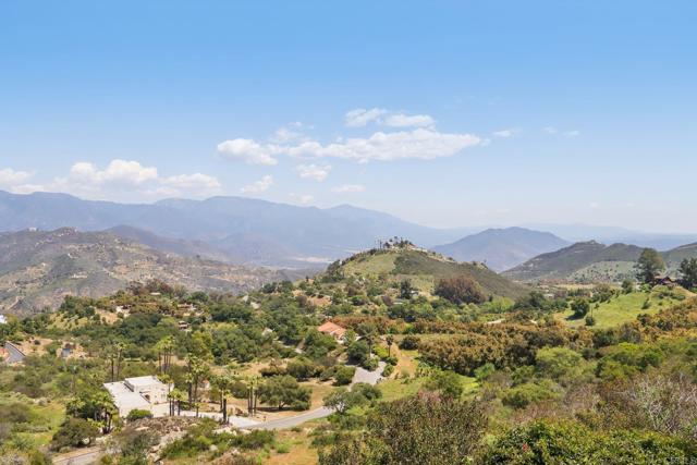 944 Rainbow Crest Road, Fallbrook CA: https://media.crmls.org/mediaz/04a48e0b-dad2-48d2-8d0a-a5b9511a8646.jpg