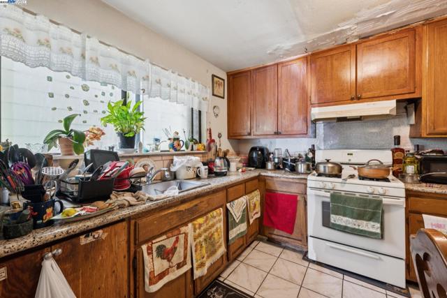 1018 Gilman Ave, San Francisco CA: https://media.crmls.org/mediaz/04a4bd63-17b9-4d75-9dc4-09f813ee5463.jpg