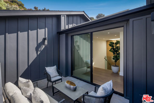 1530 N Beverly Drive, Beverly Hills CA: https://media.crmls.org/mediaz/04a4d51e-eb66-474b-82ca-d89930eb21f9.jpg
