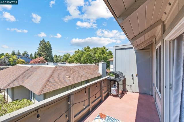 825 Oak Grove Rd, Concord CA: https://media.crmls.org/mediaz/04a57643-25e9-47b6-94a6-61e1feb853d1.jpg