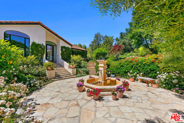 27450 Calicut Road, Malibu CA: https://media.crmls.org/mediaz/04a69f35-6d3c-433c-a517-33856edf2d27.jpg