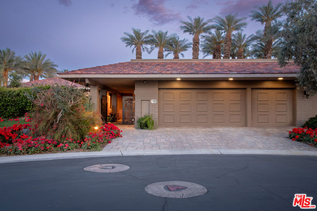 4 Trinity Court, Rancho Mirage CA: https://media.crmls.org/mediaz/04a72184-8aaf-4449-b323-d52dce1fe3ef.jpg