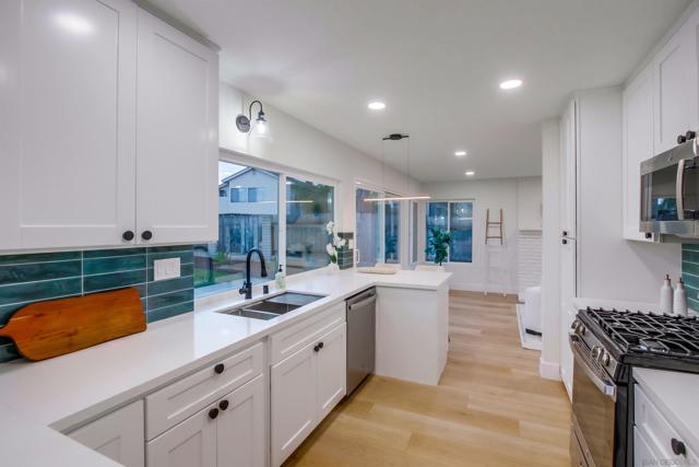 13856 Paseo Cardiel, San Diego CA: https://media.crmls.org/mediaz/04a72651-8626-4637-b13f-6b98f3e73f03.jpg