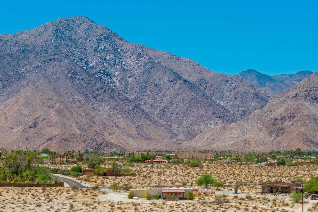 https://media.crmls.org/mediaz/04a753db-65f1-492f-9fff-03df27a64a1d.jpg?preset=X-Large
