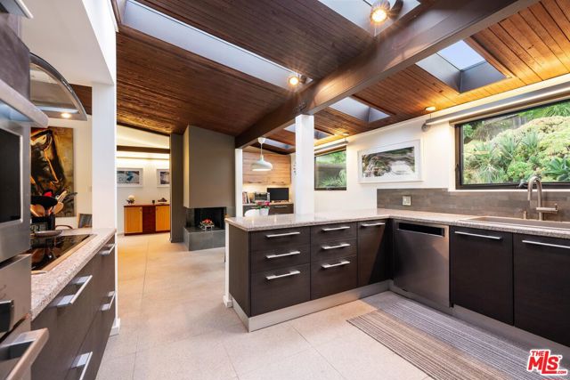 2718 Claray Drive, Los Angeles CA: https://media.crmls.org/mediaz/04a7a4e9-d246-48e3-9e1f-97381261ff70.jpg