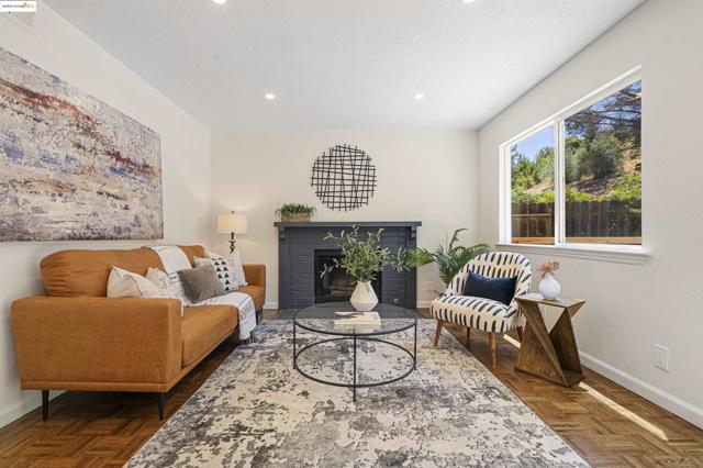 160 Manzanita Pl, Hercules CA: https://media.crmls.org/mediaz/04a7c5cd-0099-498a-9dd8-d52dcaf65182.jpg