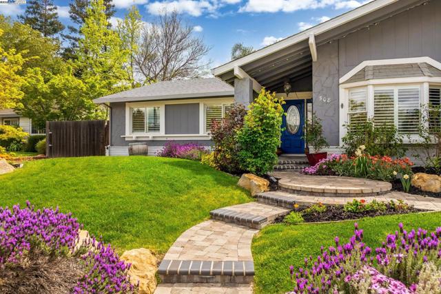 508 E Myrick Court, Clayton CA: https://media.crmls.org/mediaz/04a805e7-b5a2-431f-b504-75ad353363b1.jpg