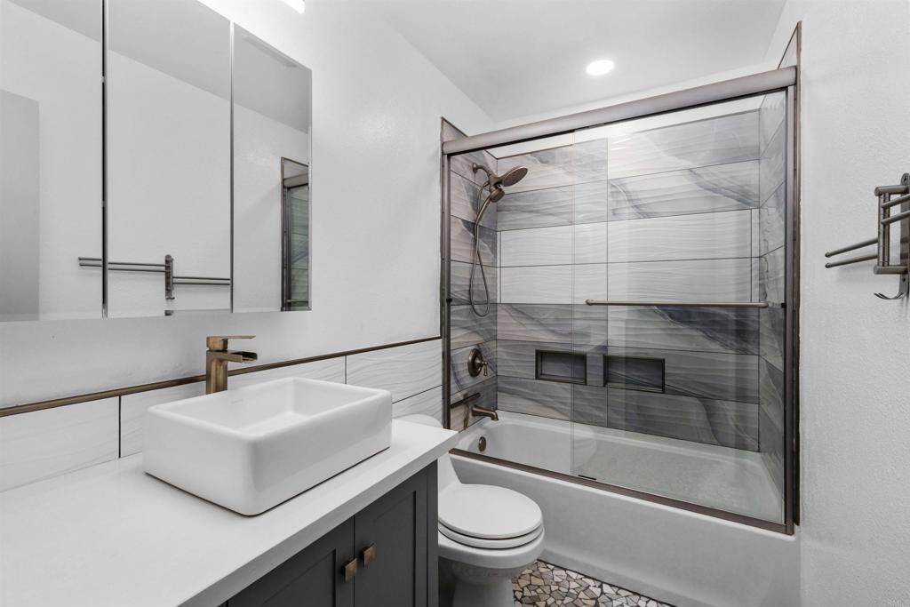 https://media.crmls.org/mediaz/04a80968-ca4a-411d-a38e-4ccbbdafb35b.jpg?preset=X-Large
