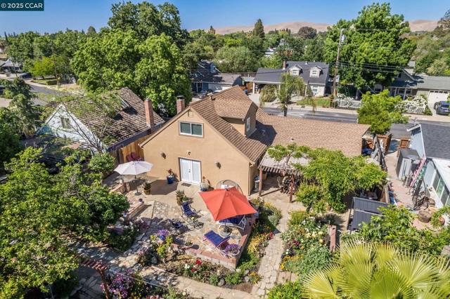 4218 Cobblestone Dr, Concord CA: https://media.crmls.org/mediaz/04a89978-64e7-45fa-ae40-19433a29c1ce.jpg