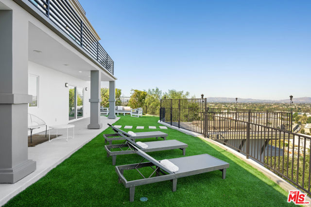 11725 Laurelwood Drive, Studio City CA: https://media.crmls.org/mediaz/04a94552-fb48-46d6-ac97-d539003b7c3e.jpg