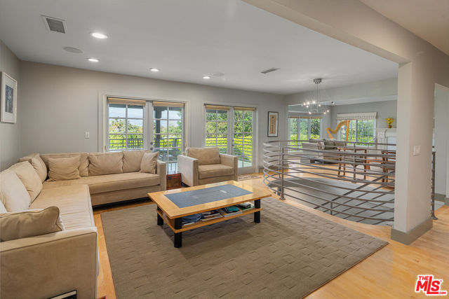 13477 Contour Drive, Sherman Oaks CA: https://media.crmls.org/mediaz/04aaefd1-8506-493b-beea-4c406a21d10e.jpg