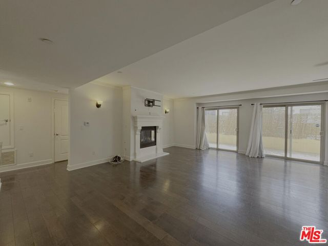 1522 Amherst Avenue, Los Angeles CA: https://media.crmls.org/mediaz/04ac1dbc-071b-4723-b4db-c6d2d9dfc61c.jpg