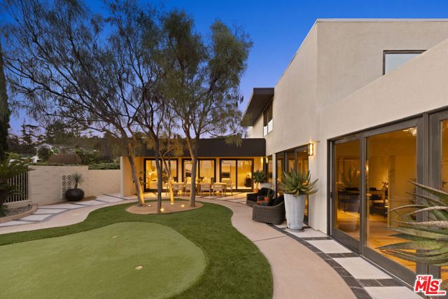 5284 Los Diegos Way, Los Angeles CA: https://media.crmls.org/mediaz/04ac1e7c-ddf0-4b4f-ba08-bcb2c167a221.jpg