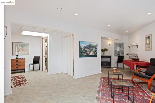 199 Fairlawn Dr, Berkeley CA: https://media.crmls.org/mediaz/04acb173-56ae-4726-95e5-00a6334f877a.jpg