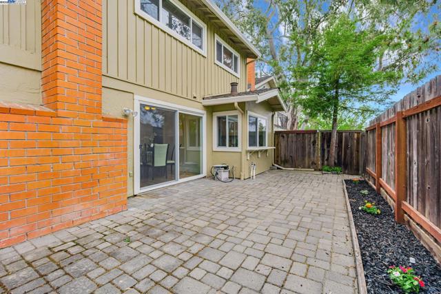 208 Siskiyou Ct, Walnut Creek CA: https://media.crmls.org/mediaz/04ad01eb-9538-46d0-8f5f-cb6a407394df.jpg