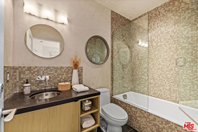 2115 3rd Street, Santa Monica CA: https://media.crmls.org/mediaz/04ad3349-7281-442b-9efe-d10fae87ba21.jpg