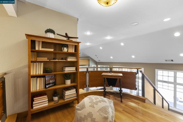 350 Pine Creek Rd, Walnut Creek CA: https://media.crmls.org/mediaz/04aea002-b3af-4f3e-9b9e-4f0470753a78.jpg