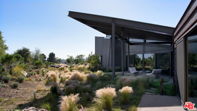 5900 Bonsall Drive, Malibu CA: https://media.crmls.org/mediaz/04aec3a5-9606-4687-919d-8676fe6373ad.jpg