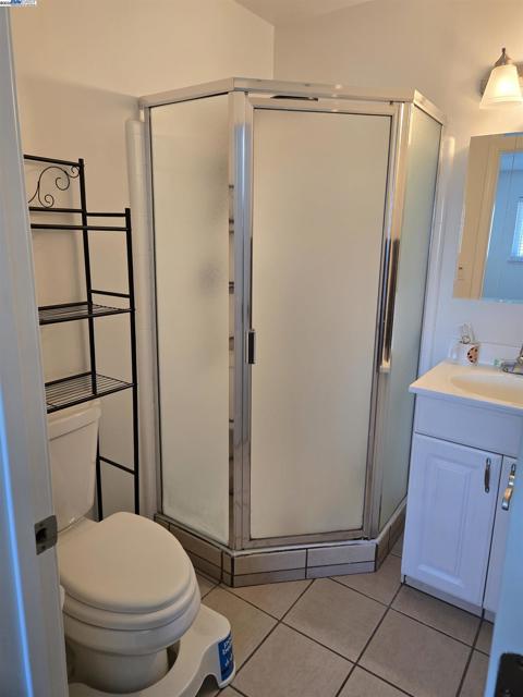 670 Fargo Ave, San Leandro CA: https://media.crmls.org/mediaz/04b00afd-d66d-4cb7-bcf7-d8b94a3a4920.jpg