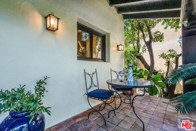 1423 Warnall Avenue, Los Angeles CA: https://media.crmls.org/mediaz/04b00e14-e11a-4947-ab7e-21a3182e58a4.jpg