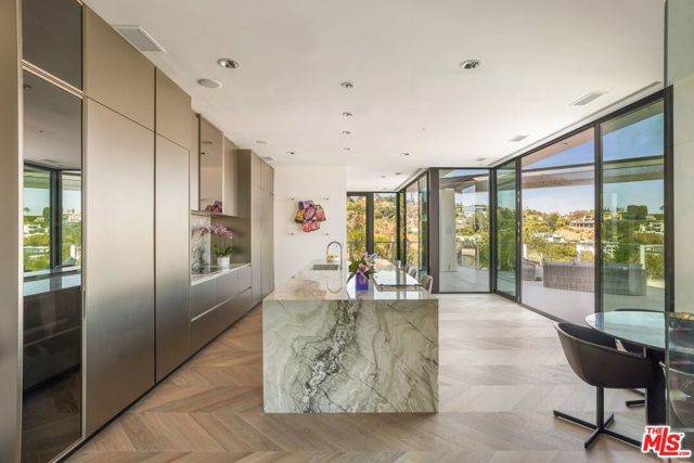 9405 Sierra Mar Place, Los Angeles CA: https://media.crmls.org/mediaz/04b01fb2-a4ca-40ae-9cbf-2351f829a2c7.jpg