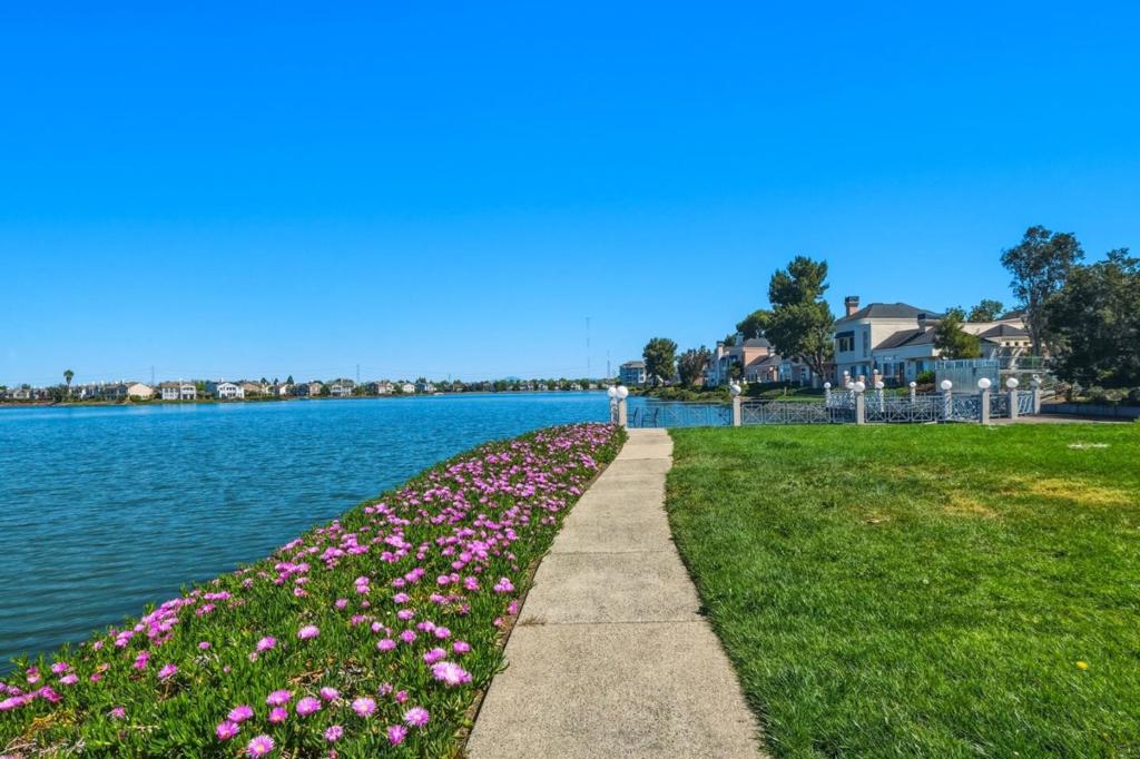 https://media.crmls.org/mediaz/04b081c4-fdbc-4bfd-bce4-9a6ade63a19a.jpg?preset=X-Large