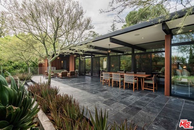 5228 Escalante Drive, La Canada Flintridge CA: https://media.crmls.org/mediaz/04b08688-e9c4-4aed-a555-166bd0a89104.jpg
