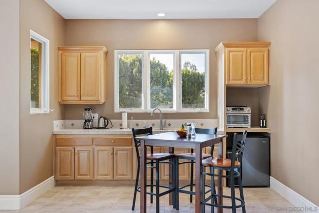 18050 Rancho La Cima Corte, Rancho Santa Fe CA: https://media.crmls.org/mediaz/04b12210-c70d-4b1f-b827-001559ea123b.jpg