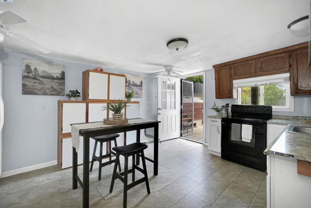 22633 Mossy Rock Drive, Hayward CA: https://media.crmls.org/mediaz/04b155cf-6ce0-448b-957a-2a83f2437227.jpg