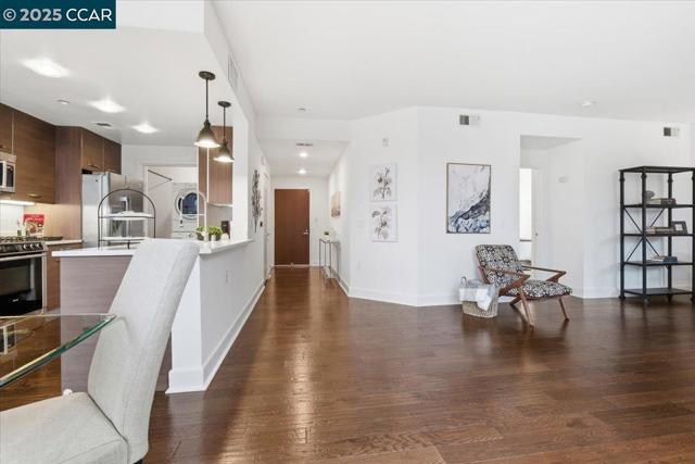 555 Ygnacio Valley Rd, Walnut Creek CA: https://media.crmls.org/mediaz/04b1a2c3-b2c6-413f-965f-9edf06a814d1.jpg