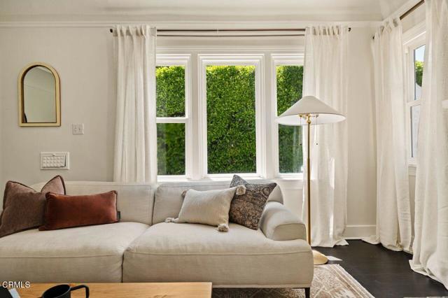 7567 Rosewood Avenue, Los Angeles CA: https://media.crmls.org/mediaz/04b25699-55bd-4da7-be21-38202bac90b5.jpg