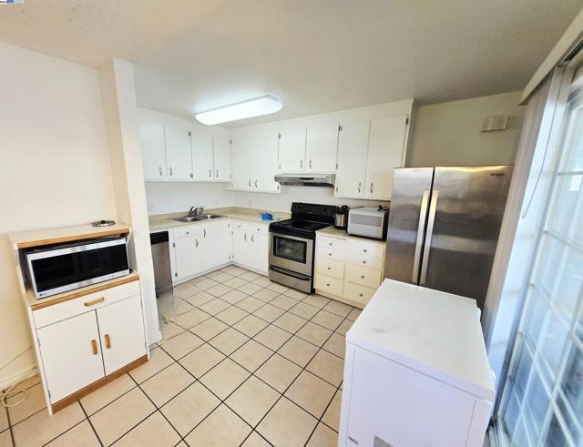 670 Fargo Ave, San Leandro CA: https://media.crmls.org/mediaz/04b339a7-c026-489a-9bdf-2f12aba121bc.jpg