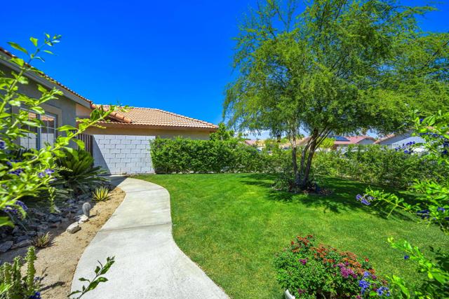 31465 Whispering Palms Trail, Cathedral City CA: https://media.crmls.org/mediaz/04b3c9d9-0f0f-4341-8c6e-78a7625586d1.jpg