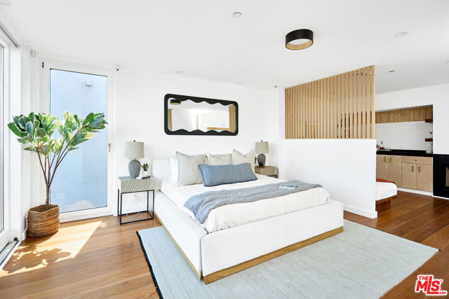 5106 Pacific Avenue, Marina del Rey CA: https://media.crmls.org/mediaz/04b3dffe-e306-48cc-aa67-fab6557a59d1.jpg