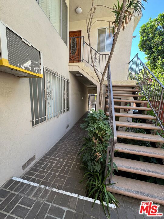 864 Granville Avenue photo 24