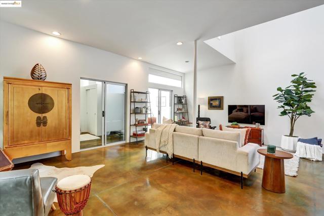 2709 10th St, Berkeley CA: https://media.crmls.org/mediaz/04b555c4-0a38-4a10-a0c2-208615d806f2.jpg