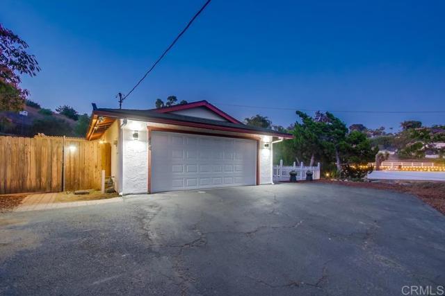444 Victoria Place, Vista CA: https://media.crmls.org/mediaz/04b578c8-5882-4d9f-8ae7-146035216684.jpg