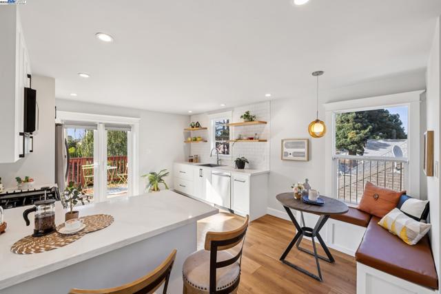 1525 Stanton St, Alameda CA: https://media.crmls.org/mediaz/04b57f65-1af7-406f-8a14-2416a8950b30.jpg