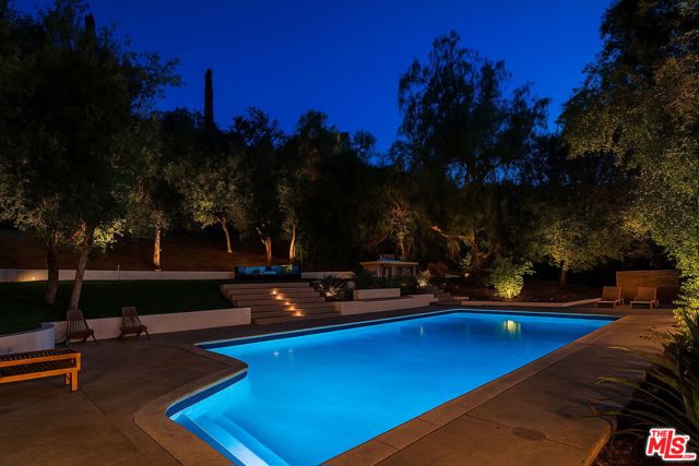 9425 Gierson Avenue, Chatsworth CA: https://media.crmls.org/mediaz/04b58a65-8d1e-4685-b58e-16da86da9eb4.jpg