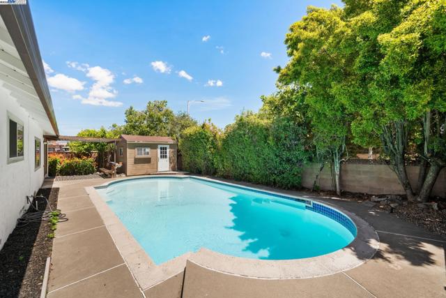 1059 Lakehurst Rd, Livermore CA: https://media.crmls.org/mediaz/04b5b80e-6fd9-46ce-bd7c-6f9f75505402.jpg