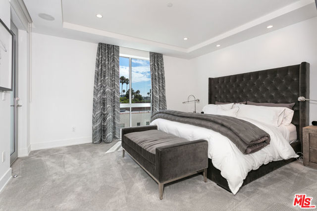 460 N Palm Drive, Beverly Hills CA: https://media.crmls.org/mediaz/04b60bae-bd2e-4044-8343-2123e0965dbf.jpg