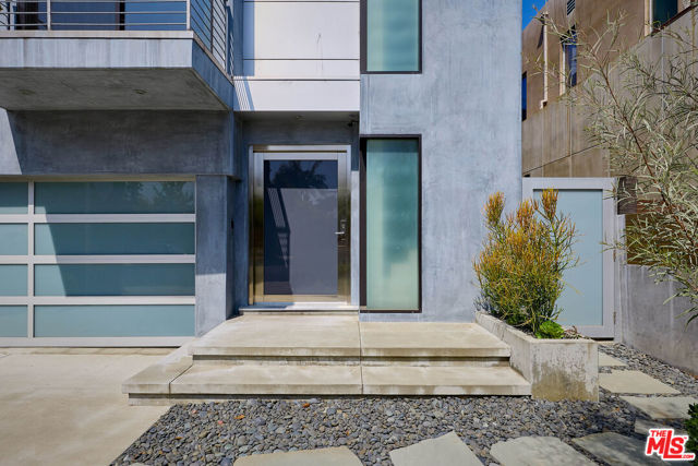 2329 Clement Avenue, Venice CA: https://media.crmls.org/mediaz/04b63774-100f-4eb2-900f-0eead74d75d0.jpg