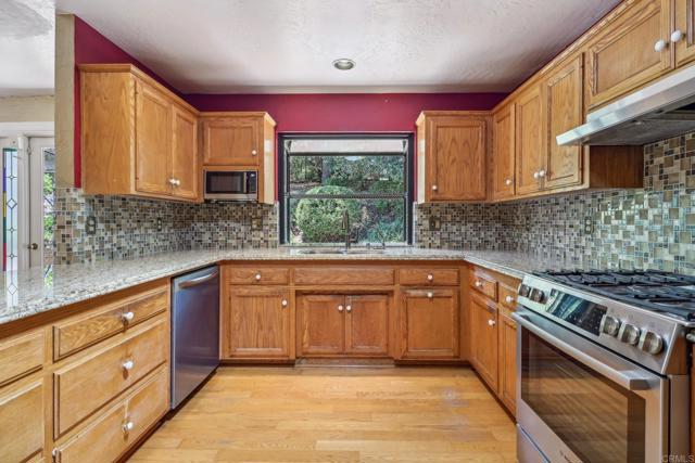 Detail Gallery Image 4 of 60 For 1575 Larson Ln, Fallbrook,  CA 92028 - 3 Beds | 2/1 Baths