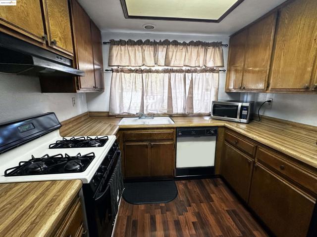 13305 Meyer Rd, Whittier CA: https://media.crmls.org/mediaz/04b6b20f-51d8-498f-b0fb-08e6f12da3fb.jpg
