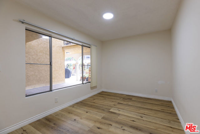 1033 6TH Street, Santa Monica CA: https://media.crmls.org/mediaz/04b728c7-e596-4860-9d26-837b80e3bf91.jpg